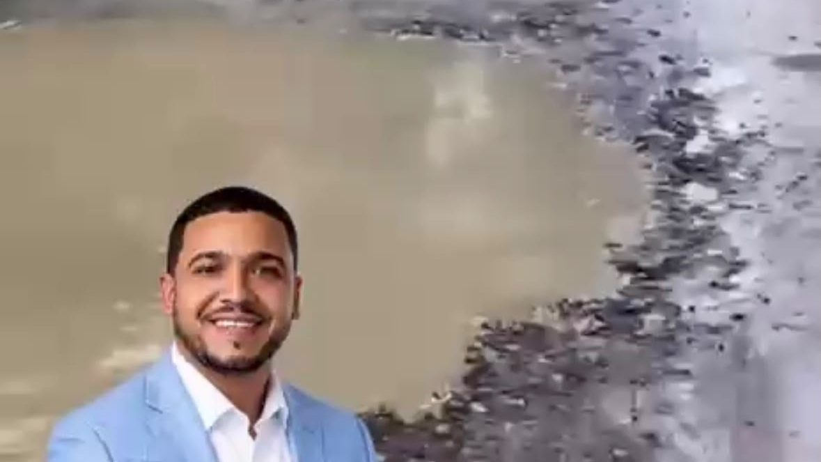 Camino vecinal deteriorado en la comunidad de Buena Vista, Jarabacoa, con baches y tierra suelta