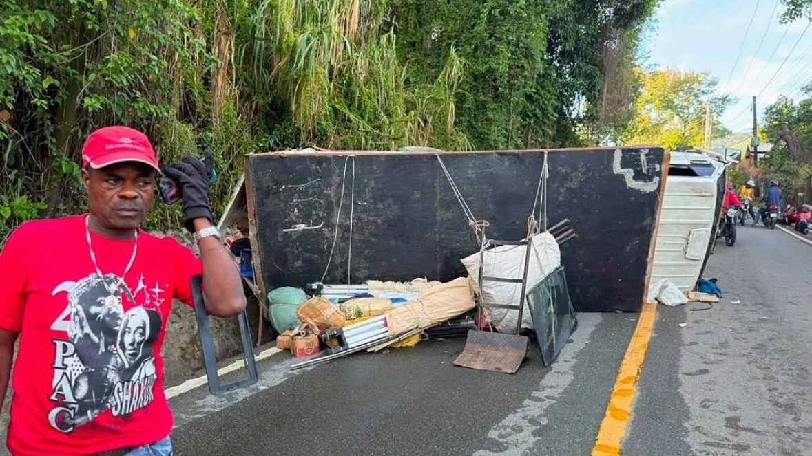 Camión de carga con ropa volcado a un lado de la vía en el sector Pedregal de Jarabacoa