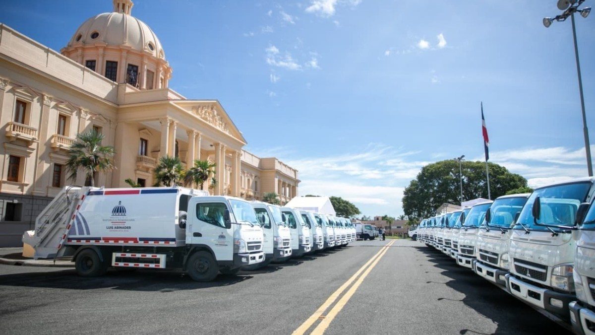 Ministro Andrés Bautista García junto a alcaldes en la entrega de 50 camiones compactadores frente al Palacio Nacional