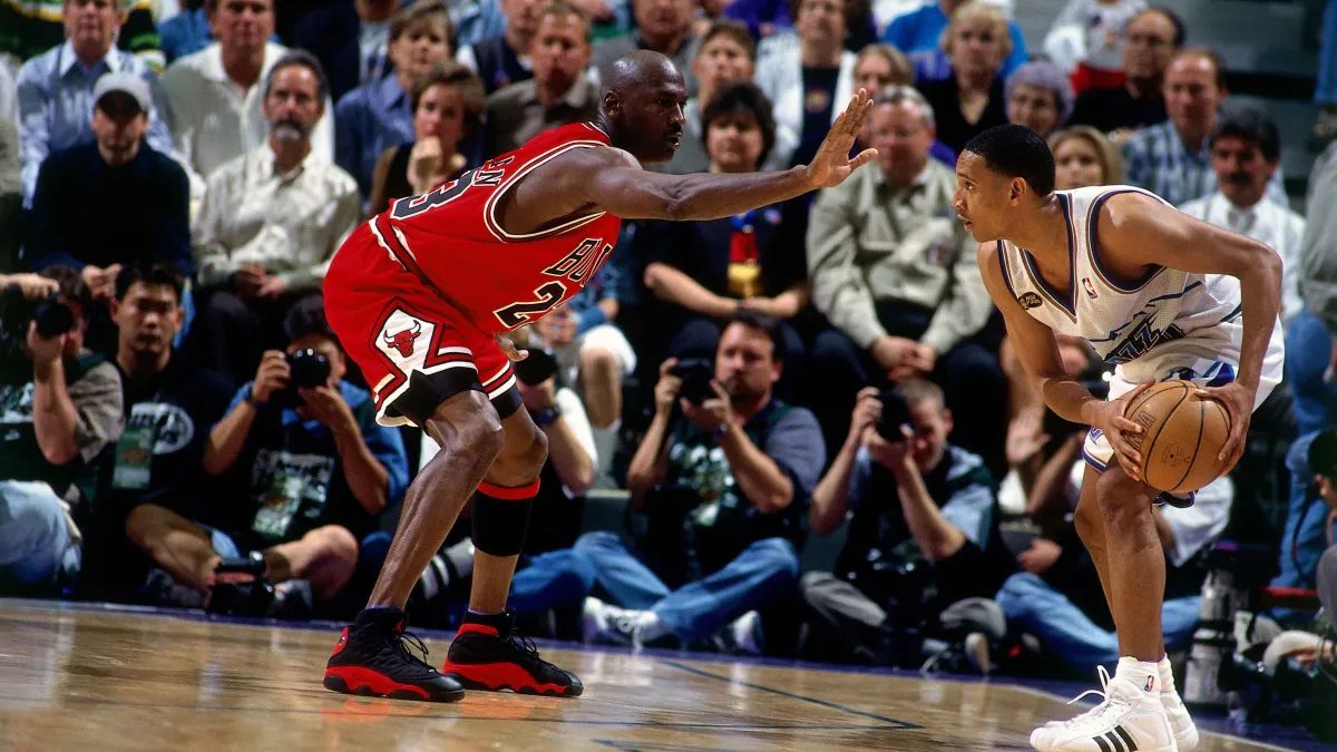 Camiseta roja de visitante de Michael Jordan usada en las Finales de la NBA de 1998 vendida por 14 millones de dólares