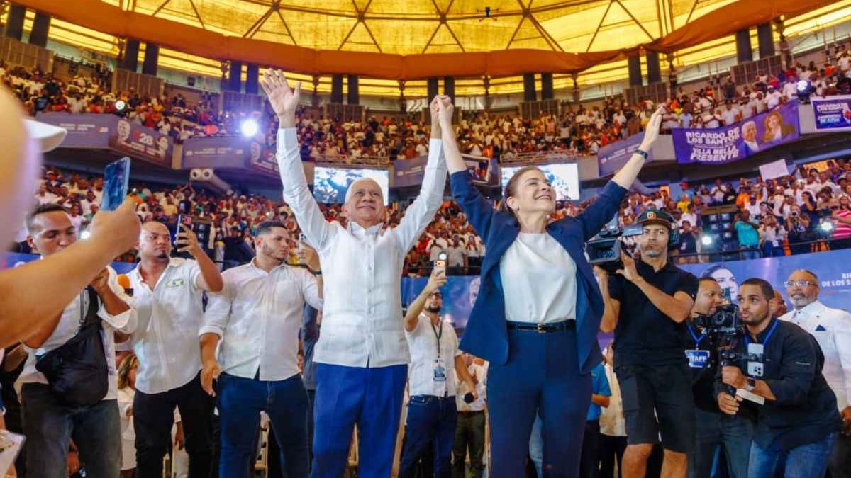 Carolina Mejía presenta a Ricardo de los Santos como jefe de su campaña presidencial ante dirigentes del PRM