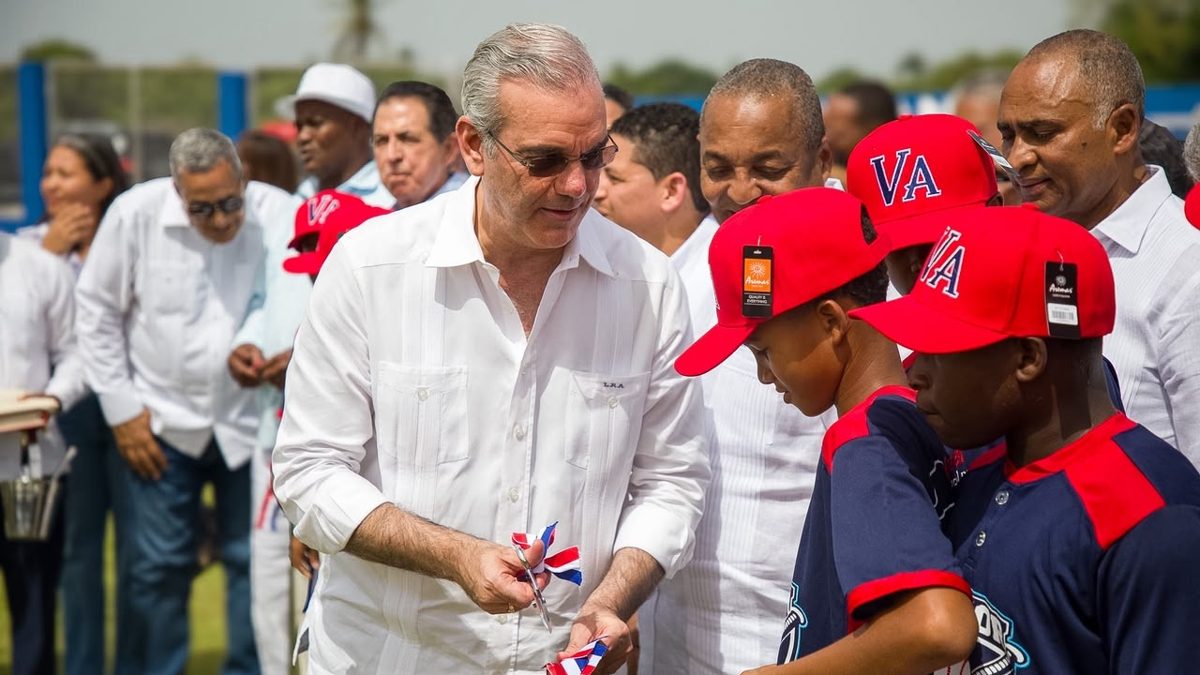 Presidente Luis Abinader inaugura el campo de béisbol Nelson Mateo en Pizarrete, provincia Peravia, el 12 de septiembre de 2026