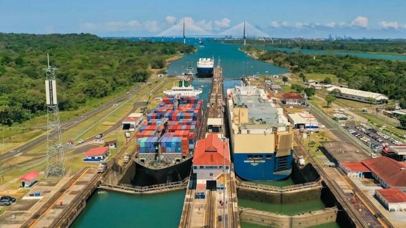 Vista aérea del Canal de Panamá con barcos en tránsito tras el terremoto de 7.7 grados del 9 de octubre de 2026