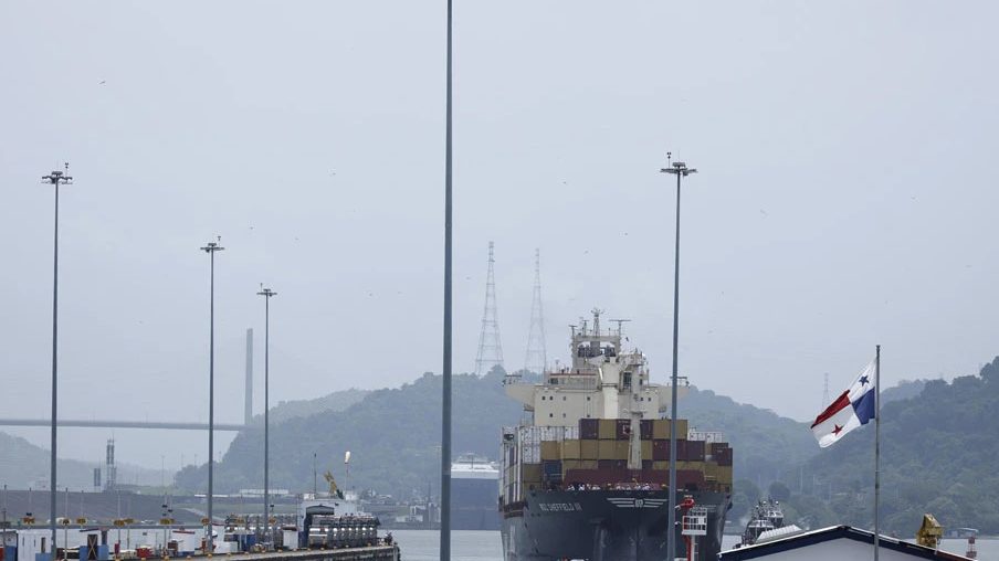 Vista aérea de las esclusas neopanamax del Canal de Panamá con un buque portacontenedores en tránsito