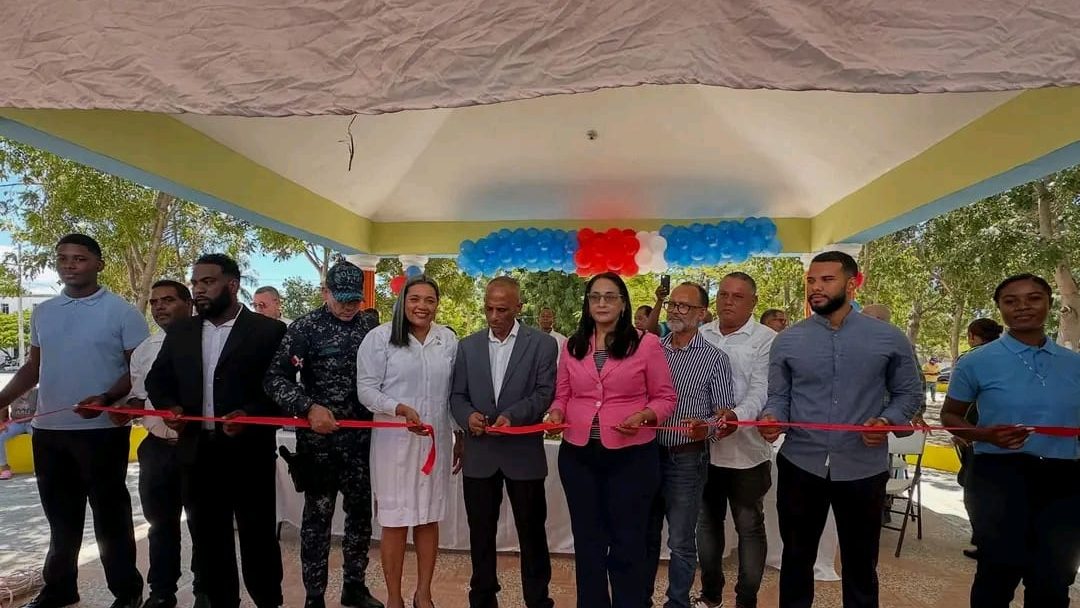 Gobernadora María Minerva Navarro y autoridades inauguran cancha deportiva y parque infantil en Finca 6, Azua