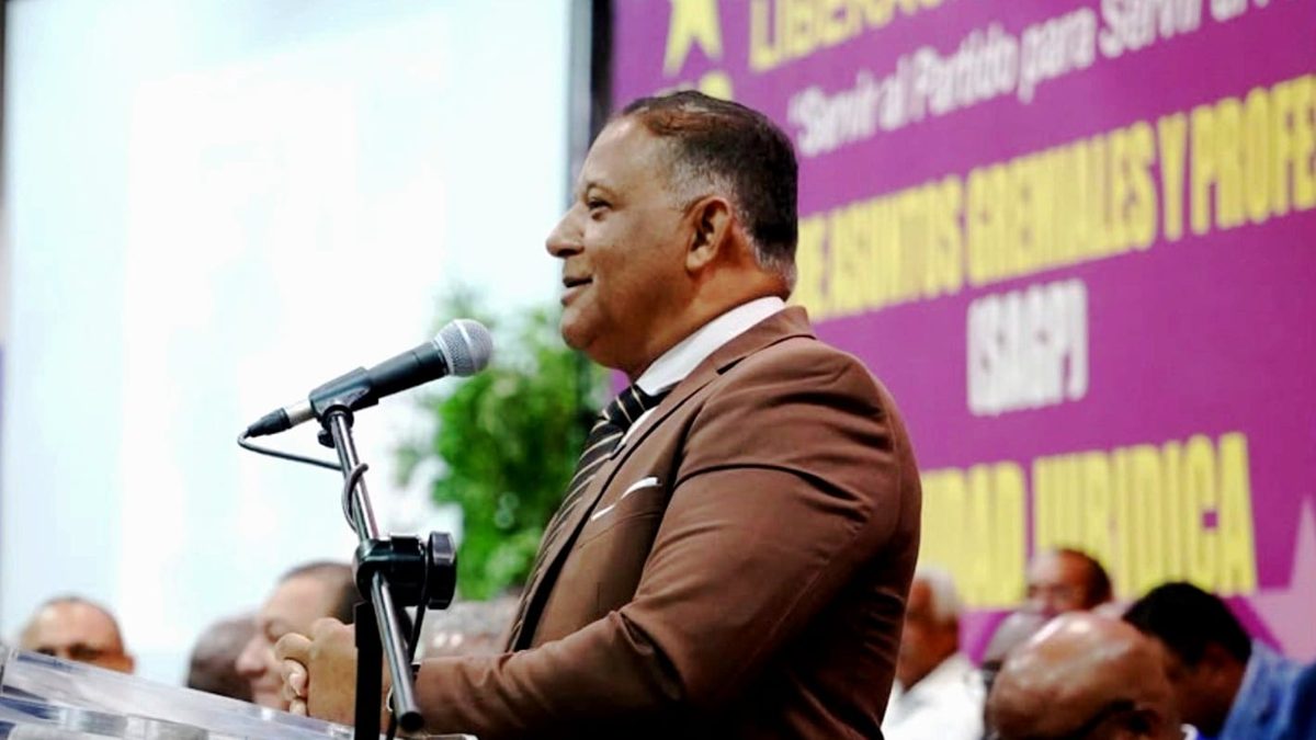 Isael Rodríguez juramentado como candidato del PLD a la presidencia del CARD ante dirigentes del partido en asamblea nacional