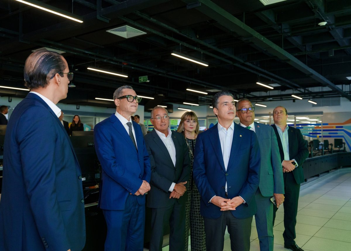 El ministro de Trabajo Eddy Olivares recorre los centros tecnológicos del Banco Popular en la Torre Popular