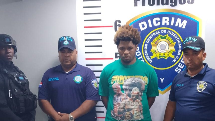 Agentes de la Policía Nacional durante operativo de captura en La Caleta, Boca Chica, República Dominicana
