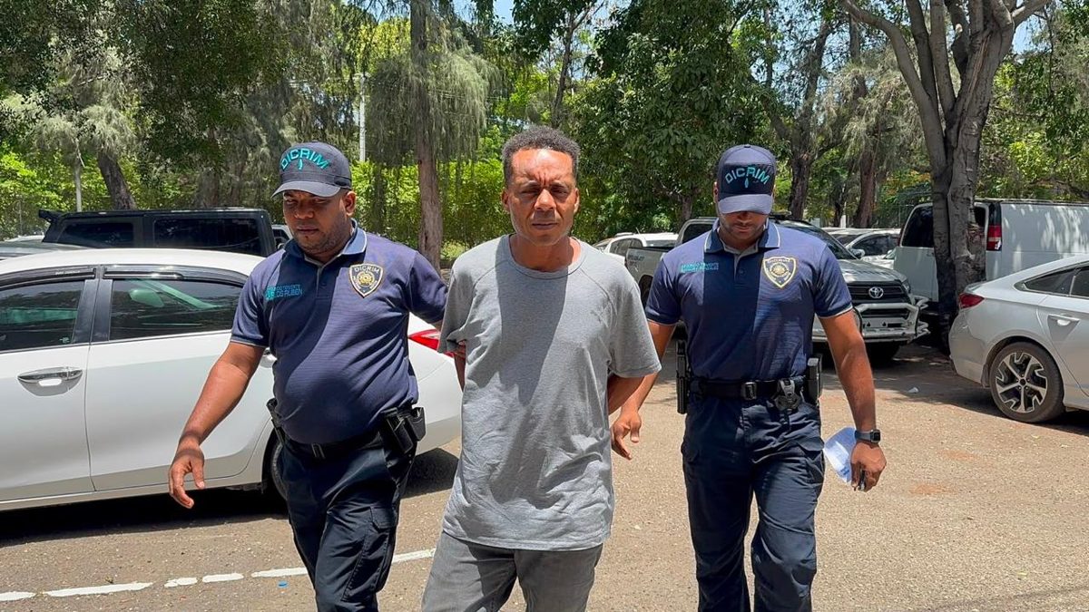 Agentes de la Policía Nacional de República Dominicana durante un operativo de captura en la provincia Dajabón
