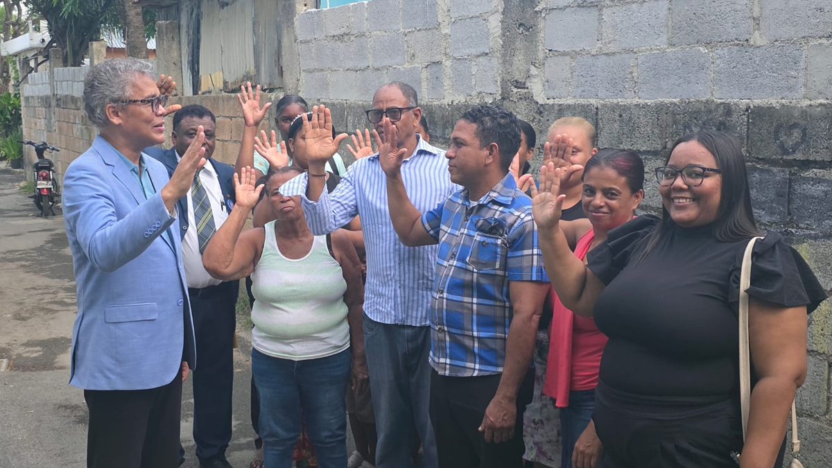 Carlos Peña juramentando nuevos miembros de GenS en un acto político celebrado en Guayacanes, San Pedro de Macorís
