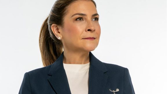 Carolina Mejía en el acto de juramentación del Comando Nacional de la Juventud en el Club San Carlos del Distrito Nacional