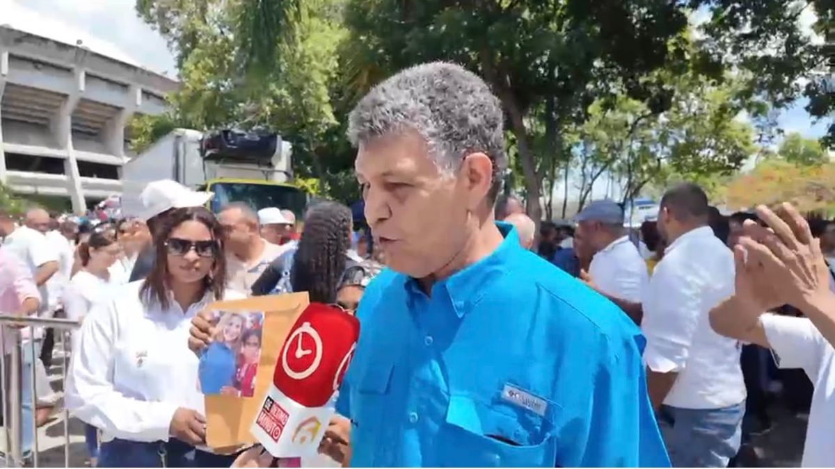 Francisco Peña habla en el Coliseo Teo Cruz durante el acto de juramentación de Ricardo de los Santos en el proyecto presidencial de Carolina Mejía