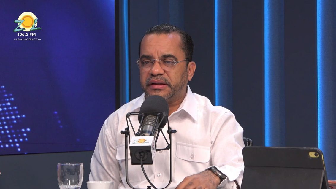 Rector del ITLA Jimmy Rosario Bernard hablando sobre carreras STEM y nuevos tecnólogos en programa radial