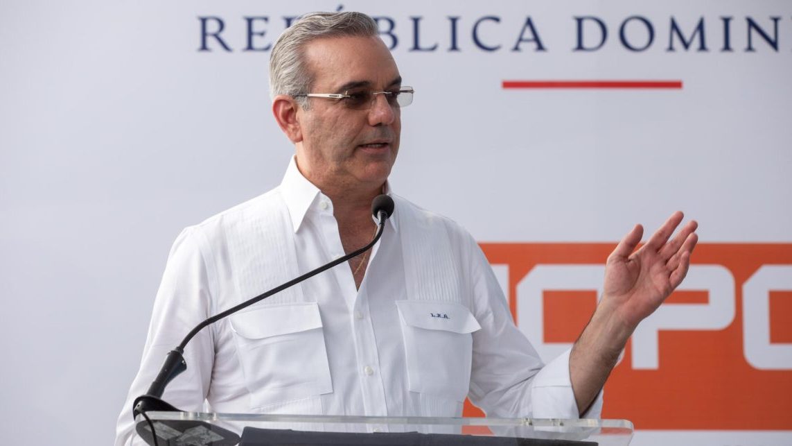 Presidente Abinader cortando cinta en inauguración de carretera Nizao-Sabana Larga-Ocoa en San José de Ocoa