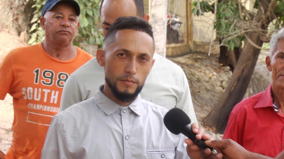 Tramo deteriorado de la carretera de Angosto en Jarabacoa con zanjas y lodo que dificultan el paso de vehículos