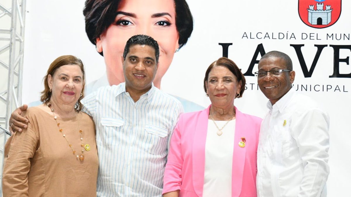 Inauguración de la Casa Club de Juntas de Vecinos en el sector María Estela, La Vega, con autoridades locales y dirigentes comunitarios