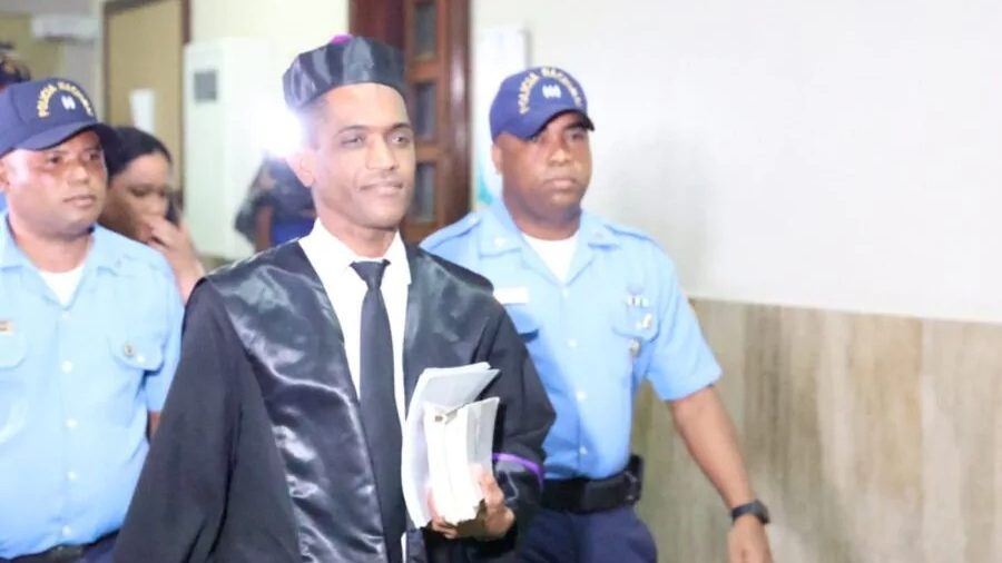 Juez Rigoberto Sena en la Oficina de Atención Permanente del Distrito Nacional durante audiencia del caso Cobra 2.0