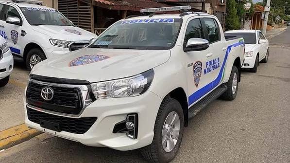 Agentes de la Policía Nacional frente a una edificación en construcción en la Colonia de los Doctores, Villa Mella