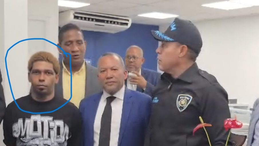 Juan Francisco Rodríguez alias Chaparro llegando a la Fiscalía de Las Palmas de Herrera acompañado de sus abogados