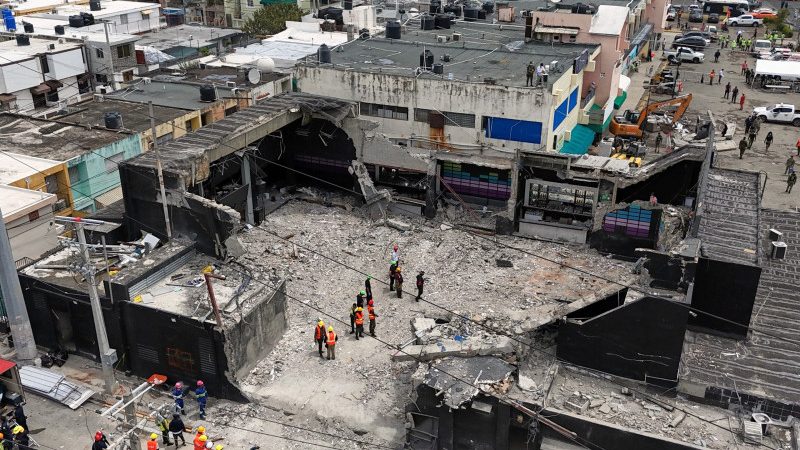 Escombros del techo colapsado de la discoteca Jet Set en la avenida Independencia de Santo Domingo, abril de 2025