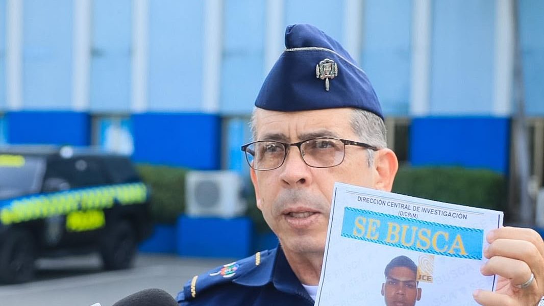 Agentes de la Policía Nacional durante operativo de arresto en República Dominicana