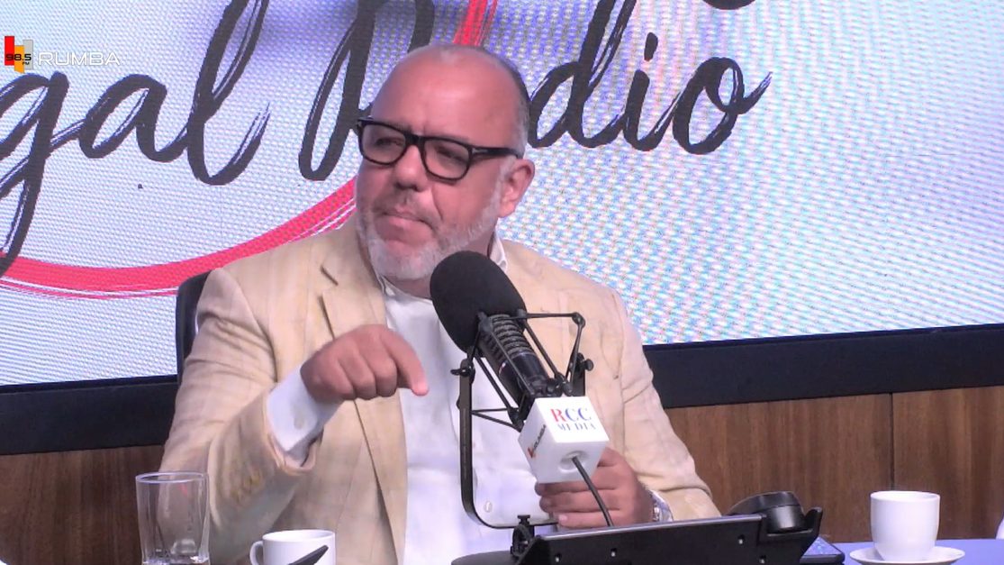 Abogado Gustavo de los Santos hablando en programa radial Legal Radio sobre el caso Senasa 2.0 en República Dominicana