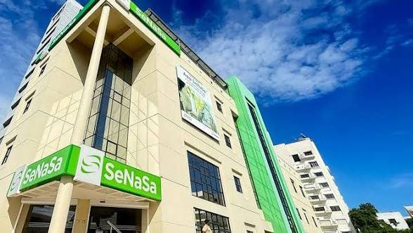 Agentes de la Pepca frente a un centro de salud durante operativo de allanamientos por caso Senasa 2.0 en República Dominicana