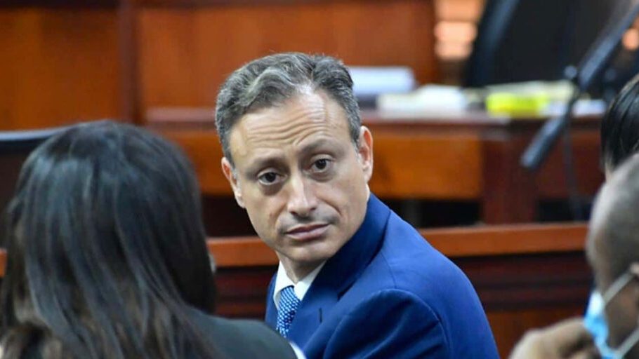 Tribunal dominicano con expedientes de casos de corrupción Coral, Medusa y Calamar sobre el escritorio