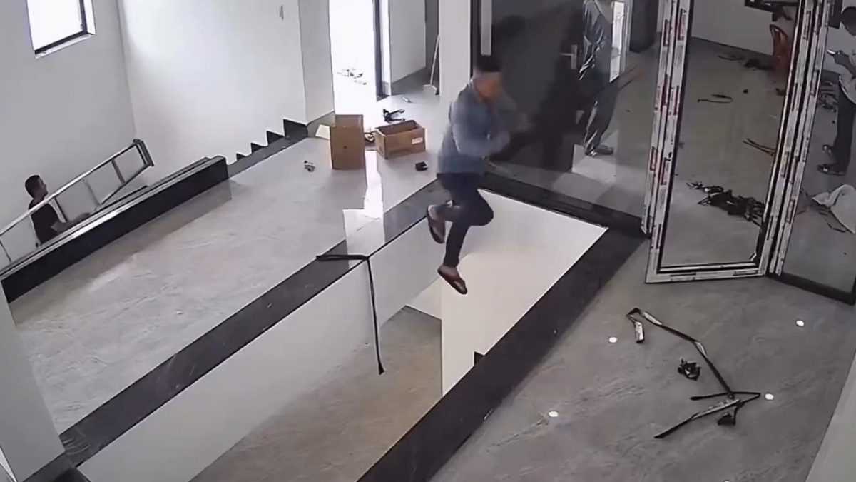 Hombre cae desde el segundo piso de una construcción mientras miraba el celular, captado por cámara de seguridad
