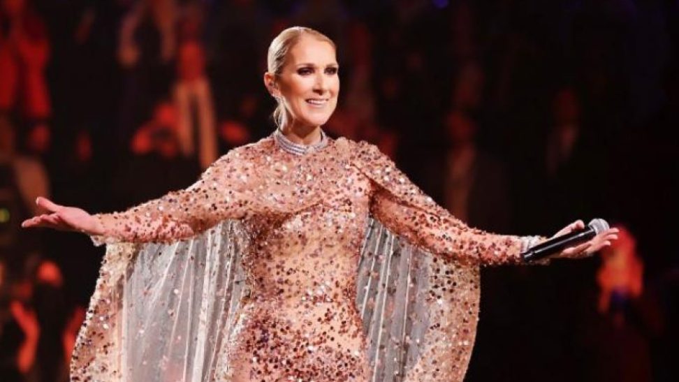 Céline Dion saluda a sus fanáticos frente al hotel Royal Monceau en París antes de su residencia de conciertos en septiembre de 2026