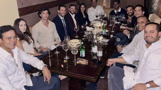 Santiago Matías Alofoke en cena junto a la embajadora de EE.UU. Leah Campos y el senador Omar Fernández