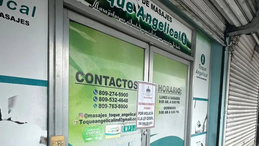 Inspectores del Ministerio de Salud Pública frente a local comercial clausurado en Santo Domingo