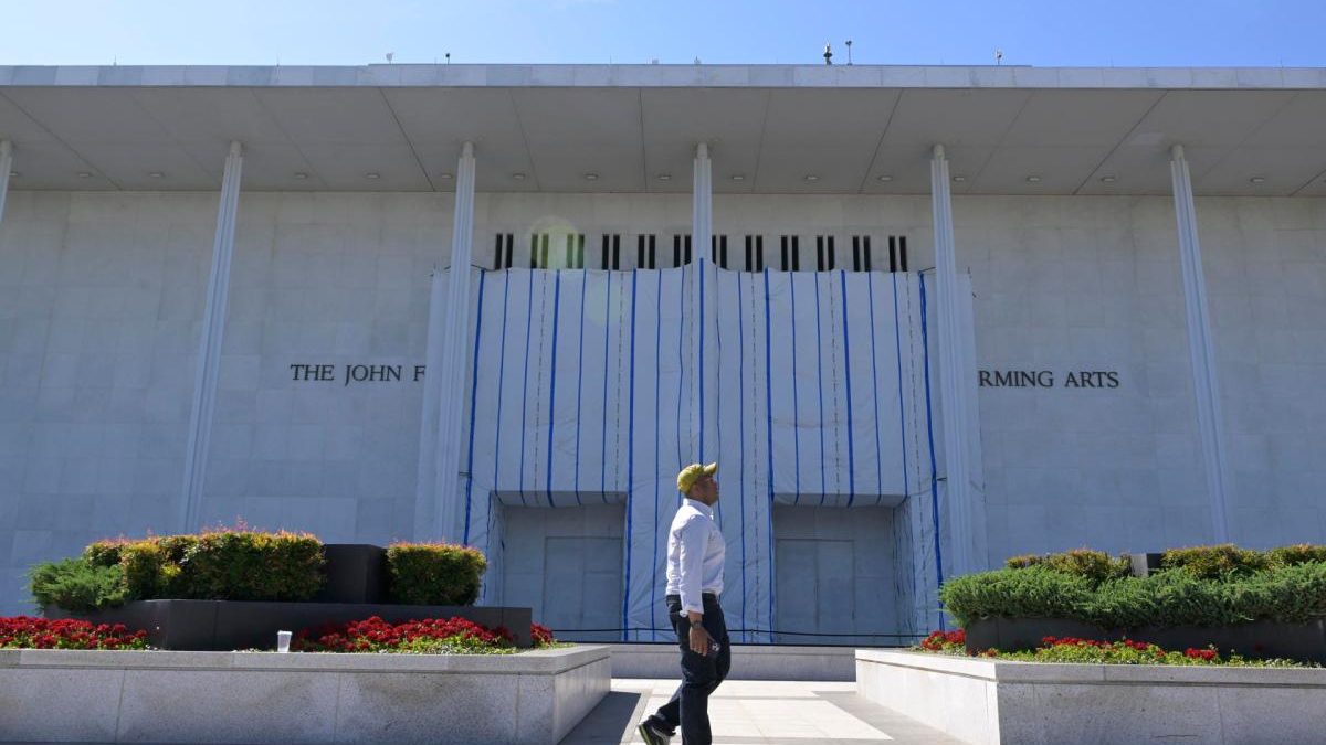 Fachada del Centro Kennedy en Washington vallada tras el cierre ordenado por Trump el 16 de septiembre de 2026