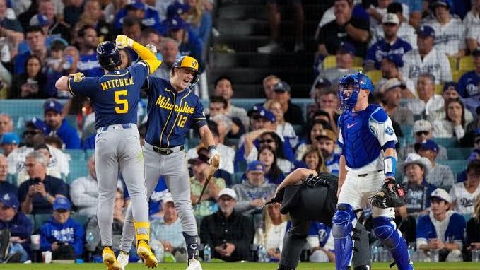 Jugadores de los Cerveceros de Milwaukee celebrando en el Dodger Stadium tras completar la barrida en la Serie de Campeonato