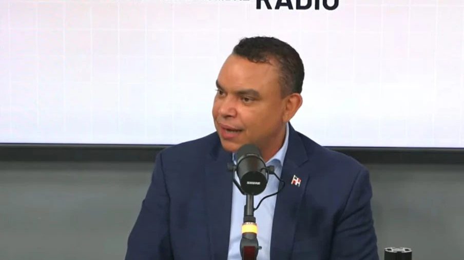 Director del SNS Julio Landrón durante entrevista radial sobre reducción de cesáreas en hospitales públicos dominicanos