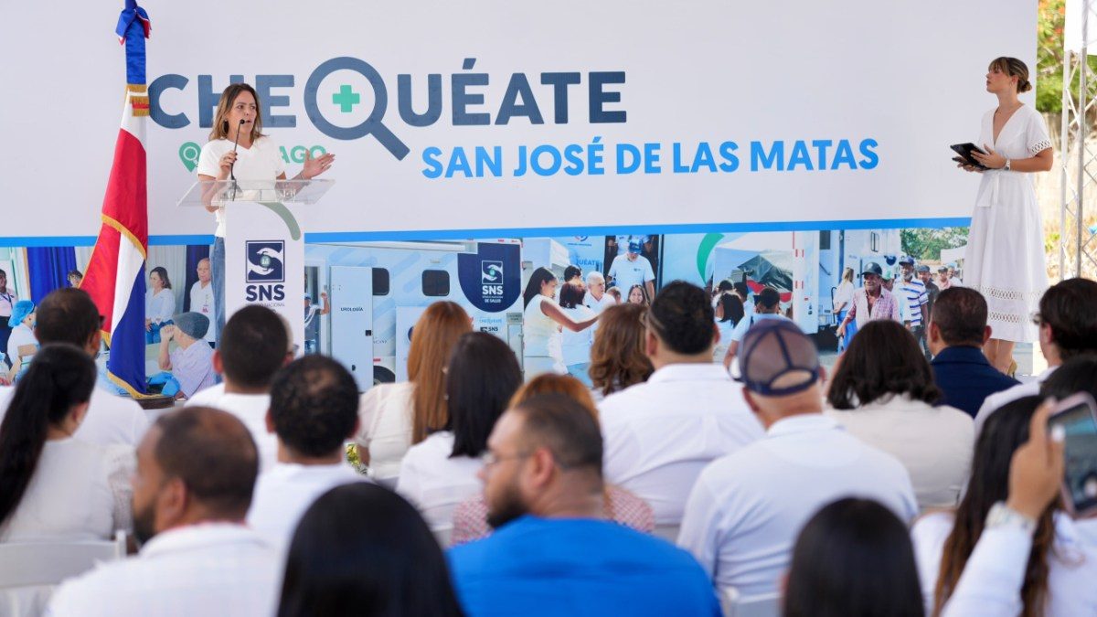 Médicos del SNS atienden a ciudadanos en jornada gratuita de Chequéate RD en el parque central de San José de las Matas