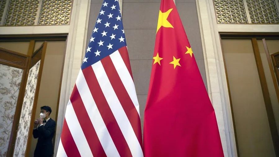 Logo de Palo Alto Networks frente a pantallas con código de ciberseguridad y banderas de China y Estados Unidos