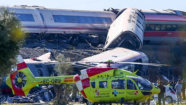 Vagones descarrilados de un tren de alta velocidad en las inmediaciones de Urda, Toledo, España, tras colisión con otro convoy