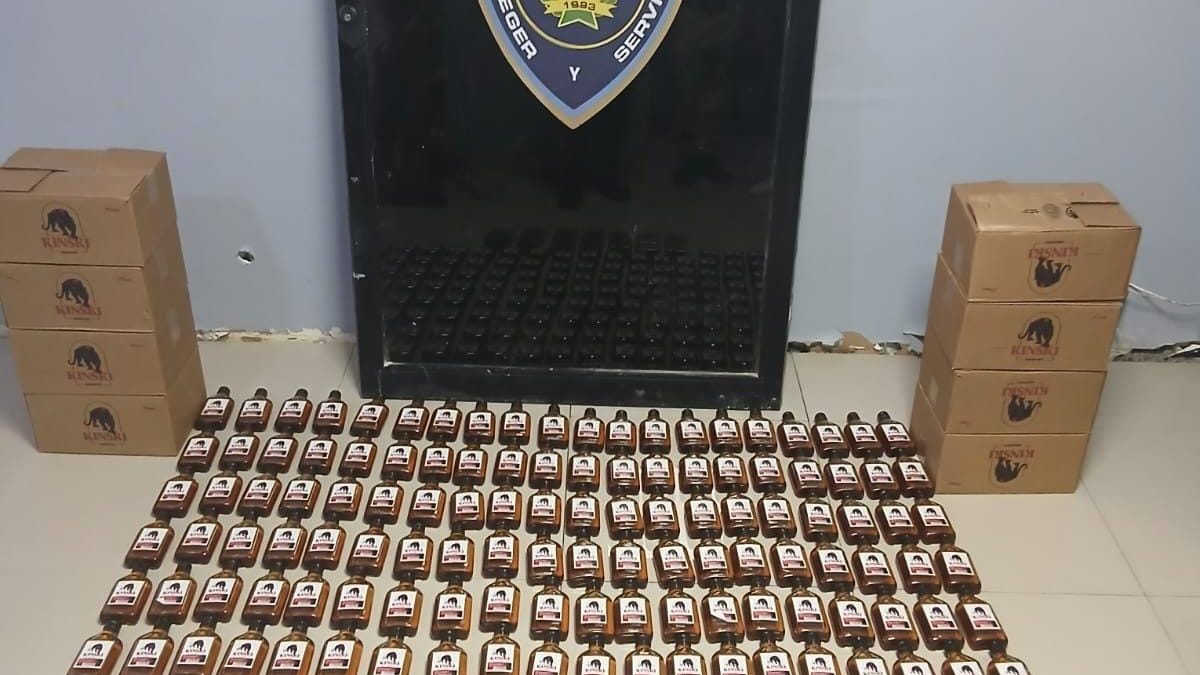 Cajas de ron y paquetes de cigarrillos decomisados por la Policía Nacional en San Juan de la Maguana