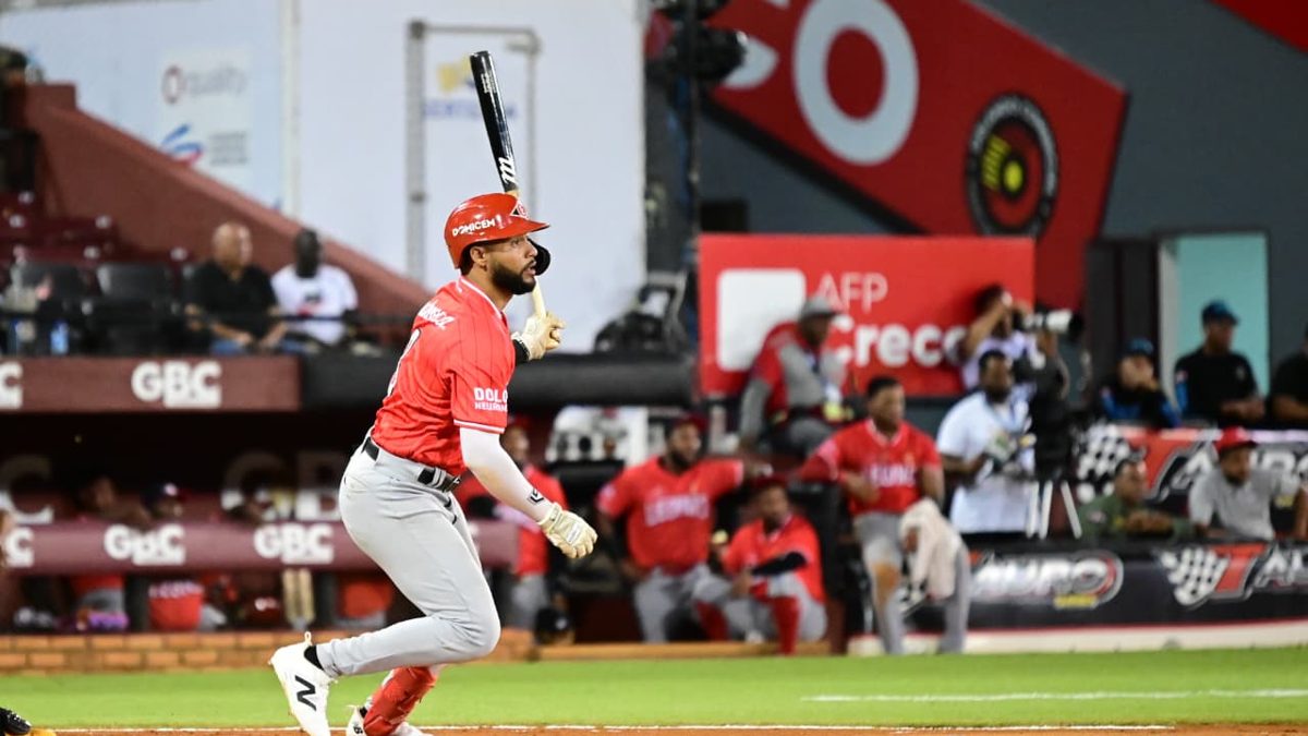 Jugadores de los Leones del Escogido celebrando en el dugout tras jonrón en victoria 15-8 sobre los Gigantes del Cibao en el Julián Javier