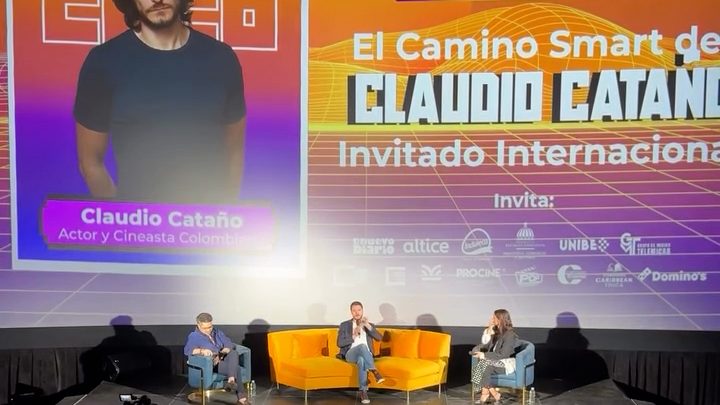Actor colombiano Claudio Cataño hablando en el SmartFilm Summit Fest 2026 en Santo Domingo