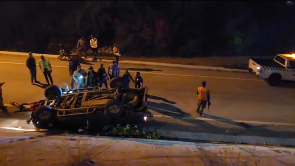 Escena del accidente de tránsito en la avenida Circunvalación Norte de Santiago con camioneta volcada