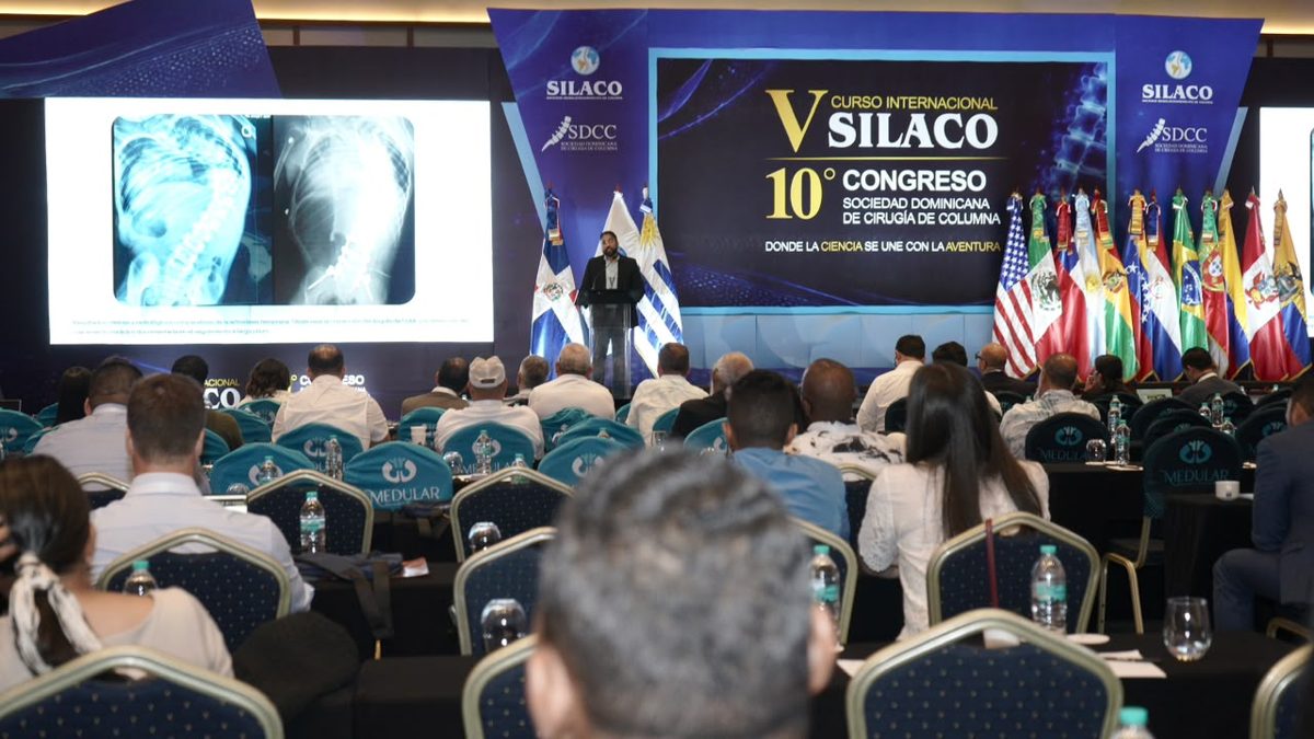 Especialistas médicos reunidos en el congreso de cirugía de columna en el Centro de Convenciones de Punta Cana