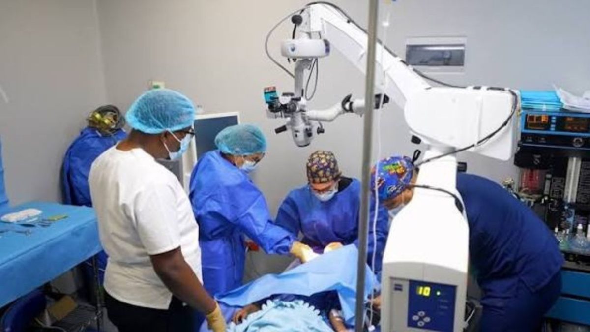 Estudiantes del sistema educativo público dominicano beneficiados con cirugías visuales del INABIE en el Hospital Los Americanos