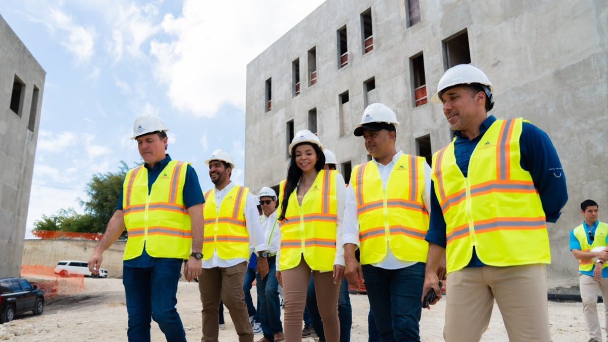 Ministro Jean Luis Rodríguez y procuradora Yeni Berenice Reynoso supervisan construcción de la Ciudad Judicial de Santo Domingo Oeste