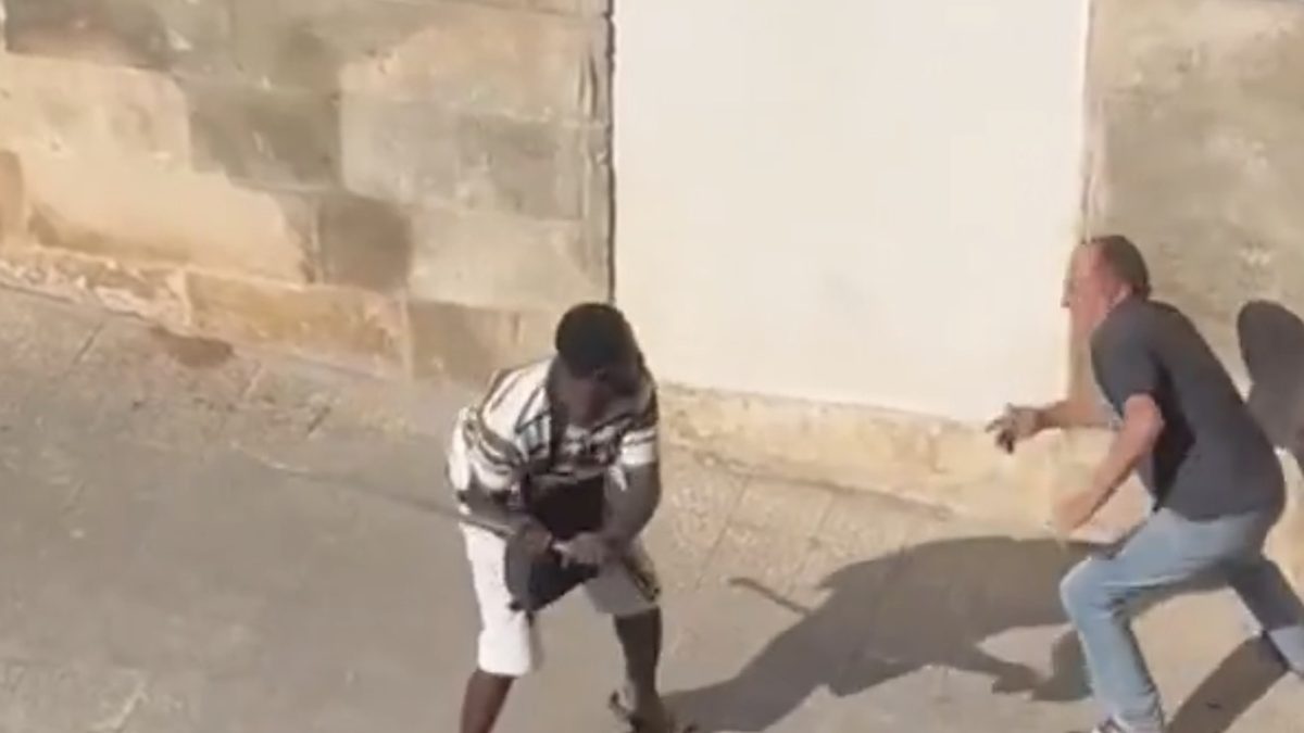 Ciudadanos en una calle de Italia sometiendo a un hombre que atacaba transeúntes y vehículos