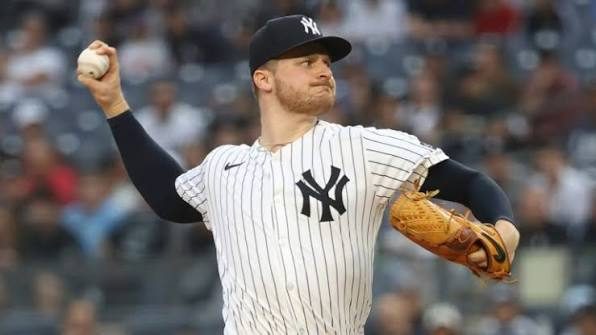 Clarke Schmidt lanzando en el montículo con el uniforme de los Yankees de Nueva York
