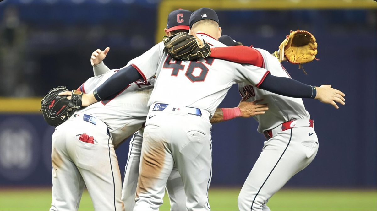 José Ramírez y jugadores de los Cleveland Guardians celebrando victoria ante Tampa Bay Rays en el Tropicana Field