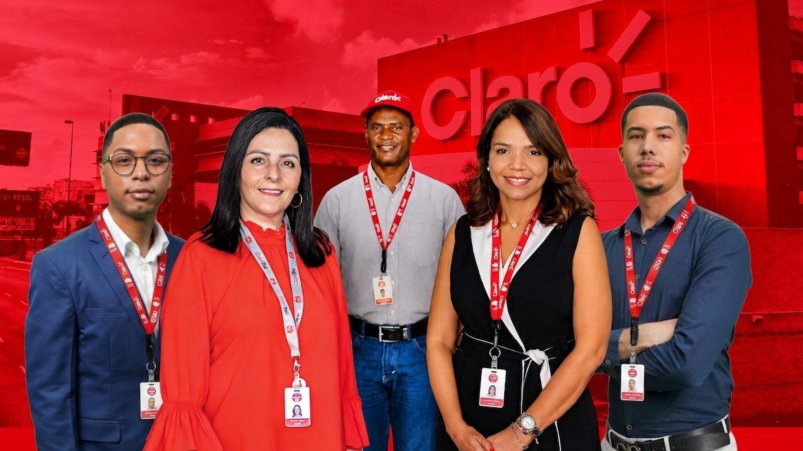 Colaboradores de Claro Dominicana en su entorno de trabajo con logo de la empresa