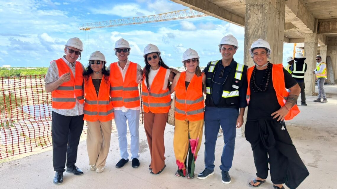 Doctor revisa resultados médicos frente a complejo residencial en Vistacana, Punta Cana, donde abrirá la Clínica de Longevidad en 2027